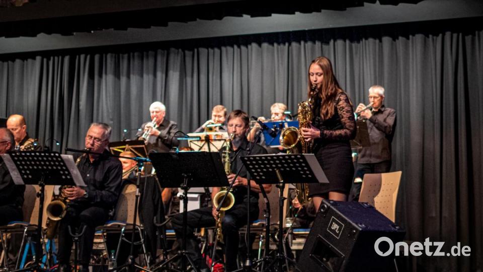 Ein großteils gelungener Abend mit viel ausgezeichneter Musik und herrvorragendem Essen. Beim vierten Glenn Miller Dinner wurde viel geboten. Und wer wollte durfte nicht nur zuhören, sondern konnte auch die Tanzfläche erobern. Vorne stehend: Sophie Zahner. Bild: pml