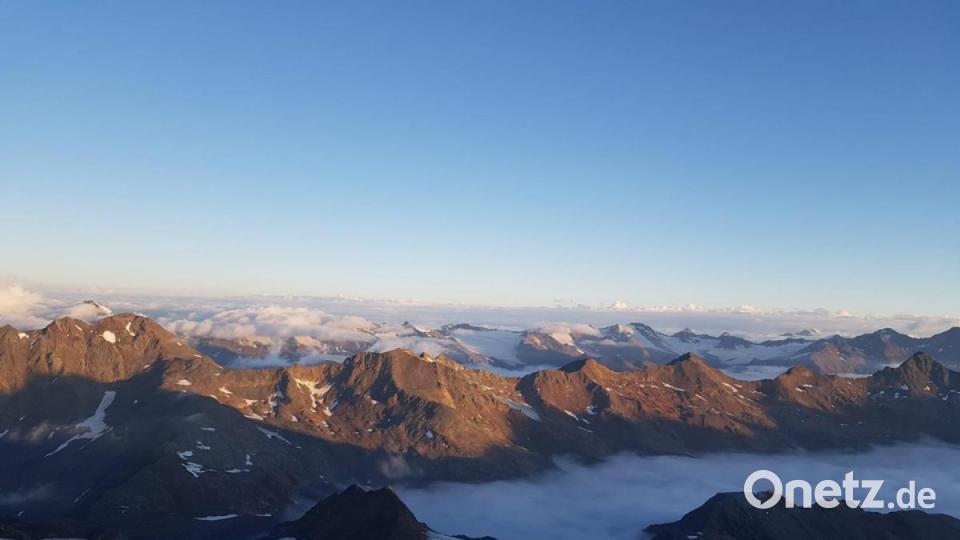 Der Panoramablick am Gipfel des Similaun entschädigte für den Aufbruch in den frühen Morgenstunden. Bild: exb