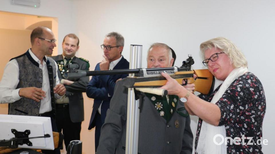 Bürgerreporterin Christine Rupprecht wagt nach fachkundiger Anleitung einen Schuss. Bild: rpp