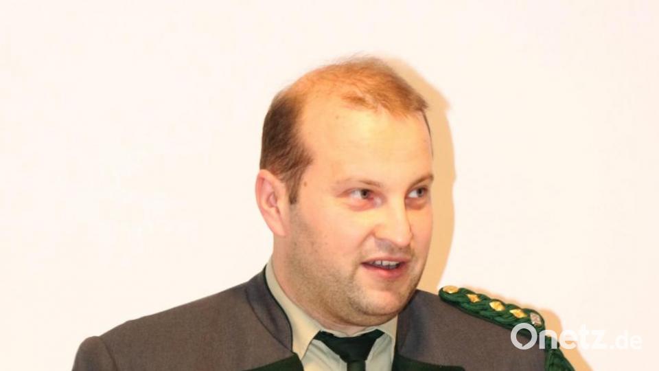 Schützenmeister Florian Traßl begrüßt die anwesenden Gäste zur Einweihung der neuen Schießbahn. Bild: rpp