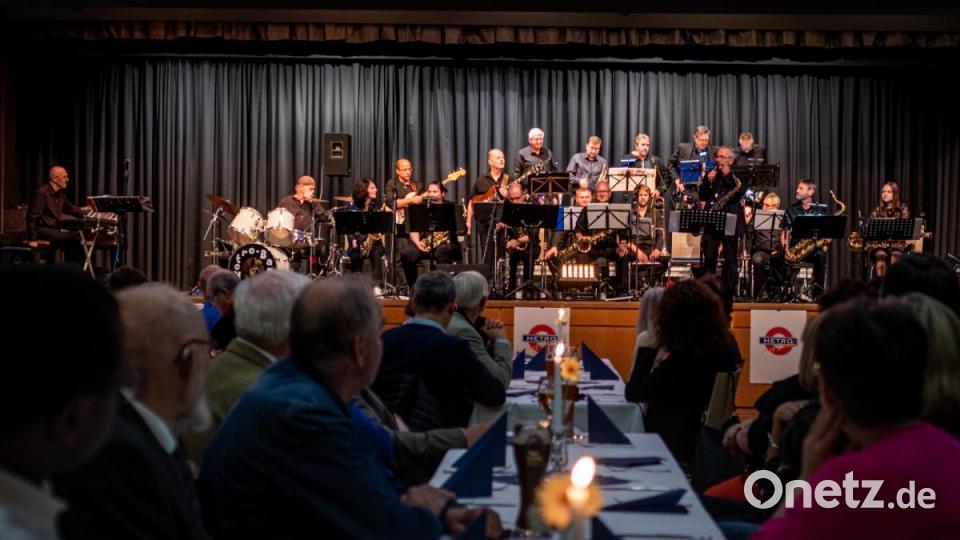 Ein großteils gelungener Abend mit viel ausgezeichneter Musik und hervorragendem Essen. Beim vierten Glenn Miller Dinner ist viel geboten. Und wer will, darf nicht nur zuhören, sondern kann auch die Tanzfläche erobern. Bild: pml
