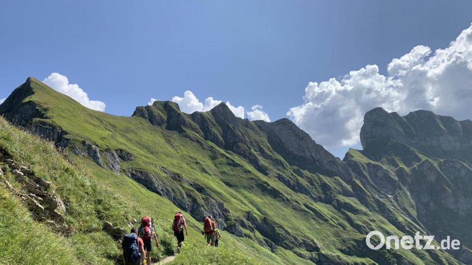 Nach der Gepäckkontrolle brach das fünfköpfige Termine zur ersten Etappe in den Allgäuer Alpen auf. Bild: exb