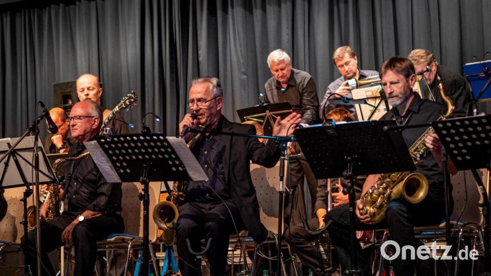 Ein großteils gelungener Abend mit viel ausgezeichneter Musik und herrvorragendem Essen. Beim vierten Glenn Miller Dinner wurde viel geboten. Und wer wollte durfte nicht nur zuhören, sondern konnte auch die Tanzfläche erobern. Bild: pml