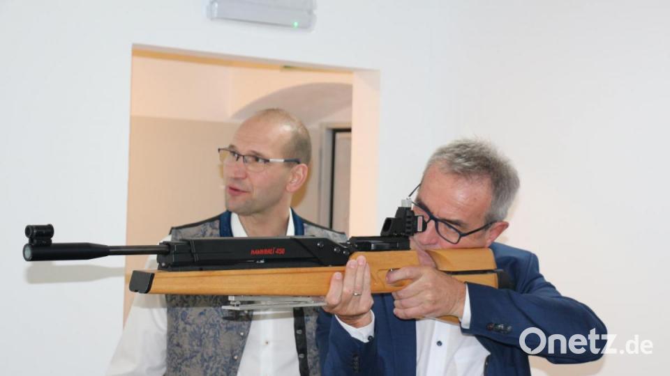 Bürger Werner Nickl probiert unter Anleitung von Hausherr Ely Eibisch sein Glück. Bild: rpp