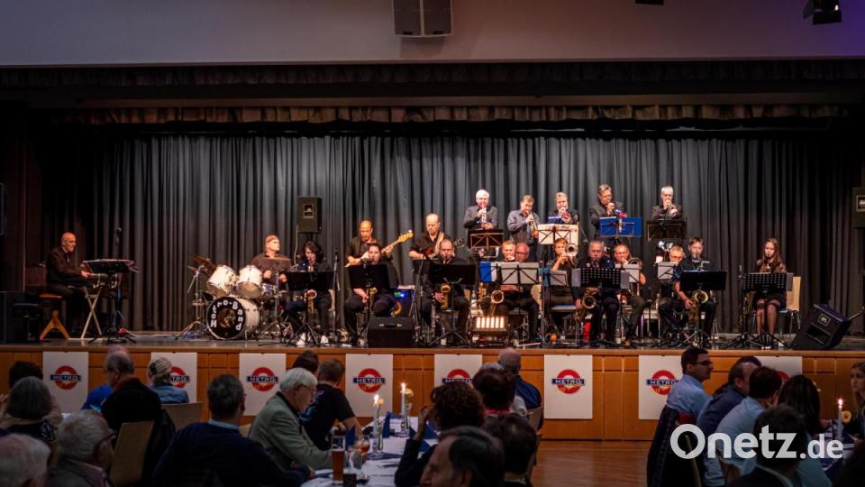 Ein großteils gelungener Abend mit viel ausgezeichneter Musik und hervorragendem Essen. Beim vierten Glenn-Miller-Dinner ist einiges geboten. Und wer wollte durfte nicht nur zuhören, sondern konnte auch die Tanzfläche erobern. Bild: pml
