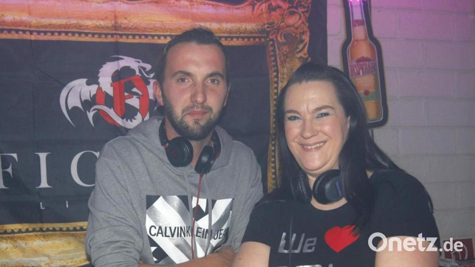Im Hexenkeller sorgten Djane Hot, auch unter dem Namen Martina Heiß bekannt, mit Unterstützung von DJ Chris für ungebändigten Partyspaß. Bild: mfh