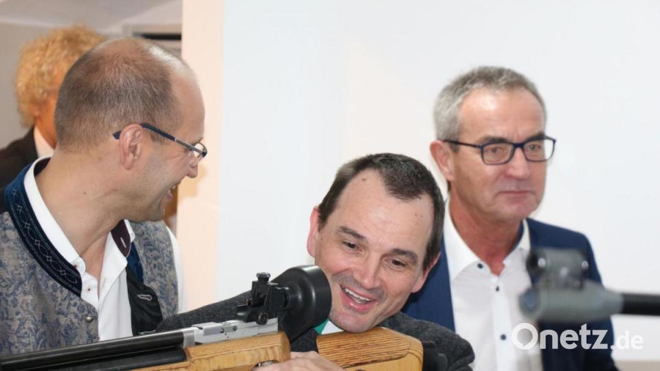 Auch Pfarrer Hartmut Klausfelder testet sein Zielvermögen. Bild: rpp