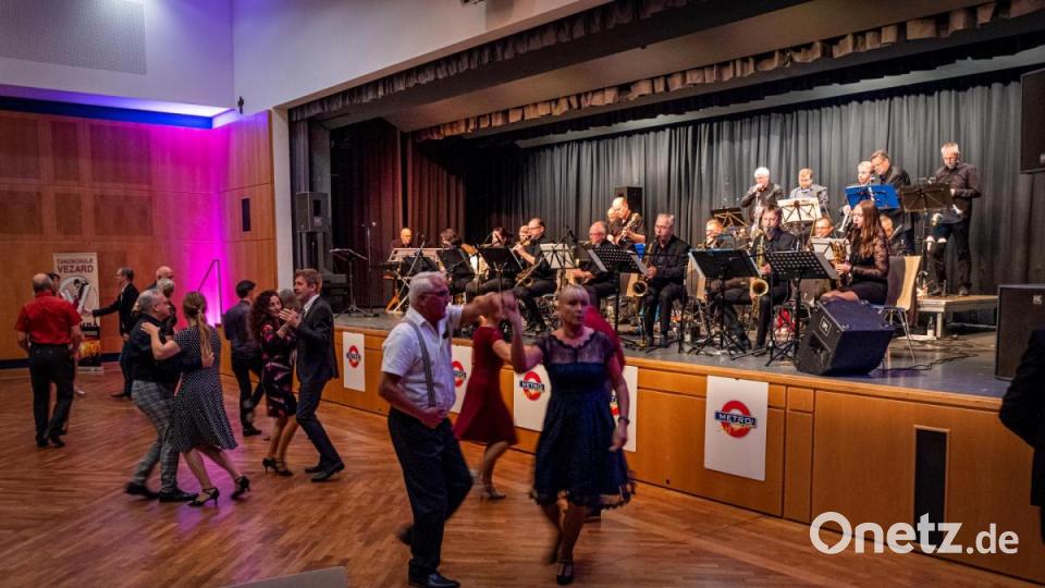 Ein großteils gelungener Abend mit viel ausgezeichneter Musik und hervorragendem Essen. Beim vierten Glenn Miller Dinner ist viel geboten. Und wer will, darf nicht nur zuhören, sondern kann auch die Tanzfläche erobern. Bild: pml
