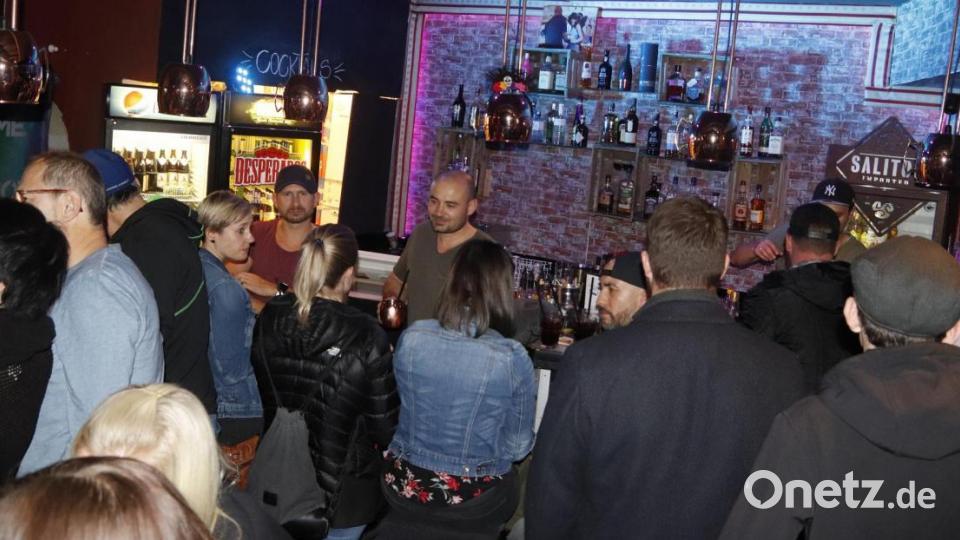 Super Stimmung und Gedränge an der Theke im Rox. Bild: mfh