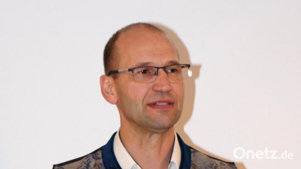 Hausherr und Landratskandidat Ely Eibisch begrüßt die anwesenden Gäste. Bild: rpp