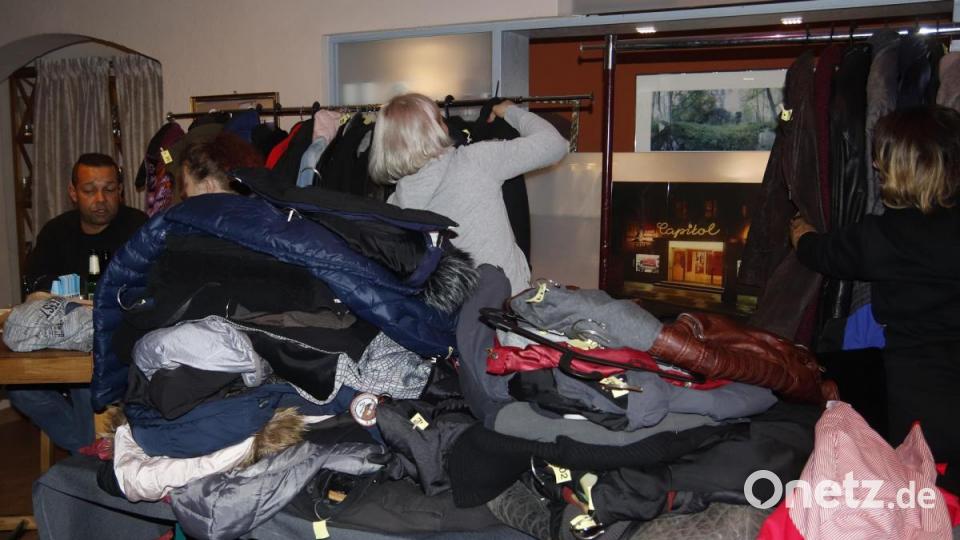 Respekt für die Mädels von der Garderobe im Capitol. Sie haben alles im Blick. Bild: mfh