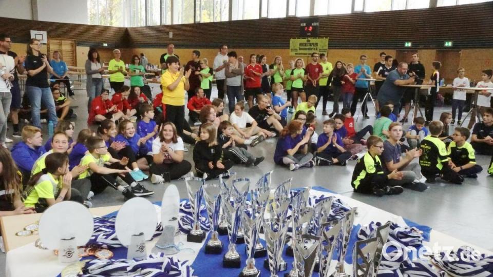 Viele Medaillen, Pokale und Auszeichnungen warteten bei der Begrüßung auf die Turnierteilnehmer. Lothar Ziegler und Schirmherr Manfred Porsch hieß sie willkommen. Bild: bkr
