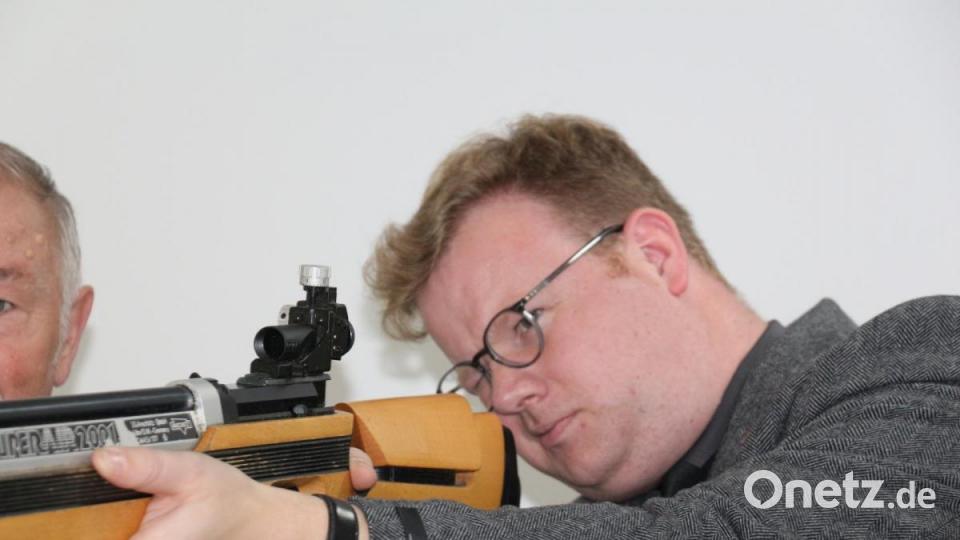 Pfarrer Thomas Kraus (Kemnath) wagt einen Schuss. Bild: rpp