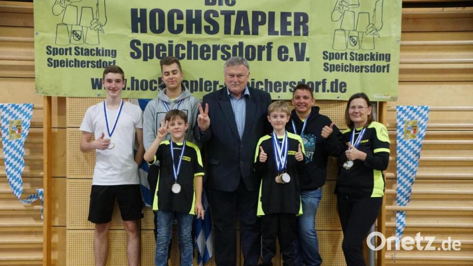 Die bayerischen Meister der Hochstapler. V.l. Nils Ziegler, Fabien Gosslau, Timm Strößner, Schirmherr Manfred Porsch, Lukas Reiß, Monika Gosslau und Christine Lubig-Schmidt. Nicht mit auf dem Bild Tamina Bayer und Janina Jung. Bild: bkr