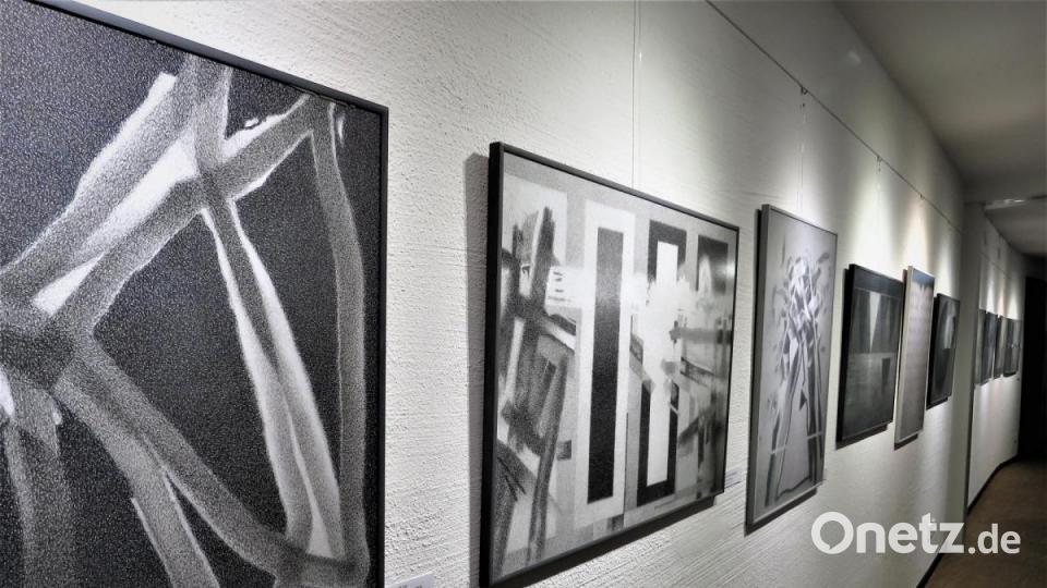 Auf allen drei Ausstellungsebenen sind die großflächigen Werke von Jiri Jun ausgestellt. Bild: ubb