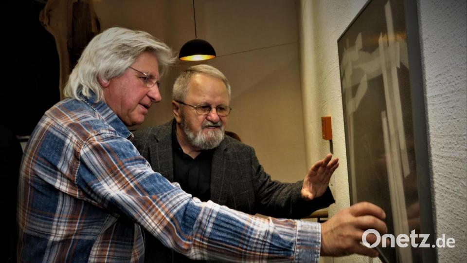 Die Meister der Malerei unter sich: Jiri Jun (re.) erklärt einem seiner Gäste, dem Schönkirchner Ikonenmaler Tom Brankovic, an einem Beispiel die Technik seiner Federzeichnungen. Bild: ubb