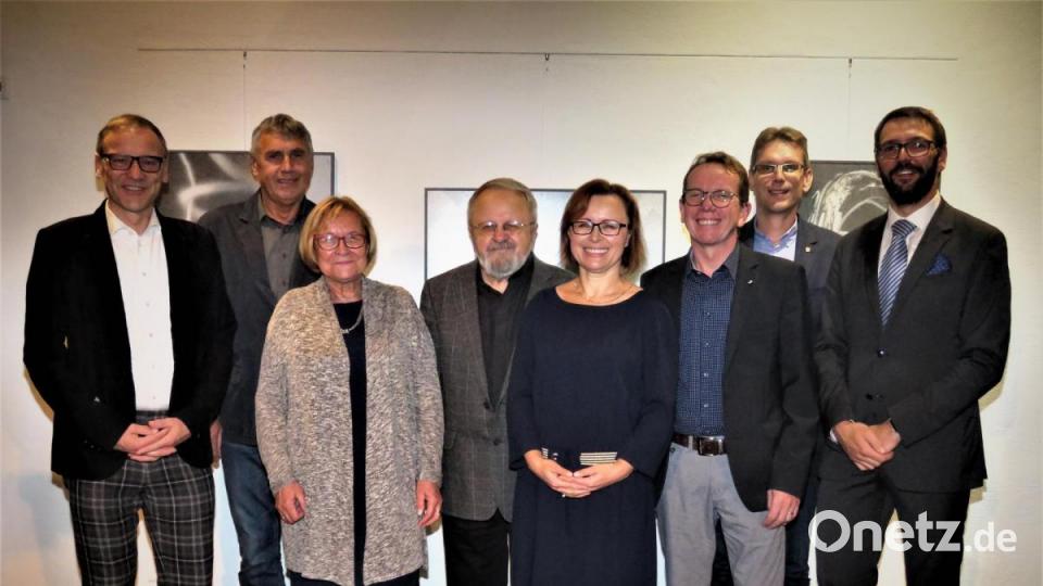 Herzlich begrüßten Bürgermeister Bernd Sommer (li.) und Kunsthaus-Vorsitzender Wolfgang Horn (3 v. re.) die Gäste aus Tschechien, Patrik Pizinger, Ludek Sonkup, Tochter Magdalena Lunova, Künstler Jiri Jun, dessen Ehefrau Zdena Junova und Josef Hora. Bild: ubb