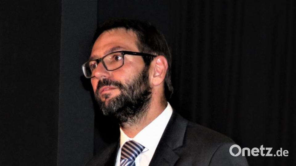 Der Chodover Bürgermeister, Patrik Pizinger, erzählte von der Anfrage des Künstlers, in der Partnerstadt auszusstelen und dass er sich sofort dafür eingesetzt habe. Bild: ubb