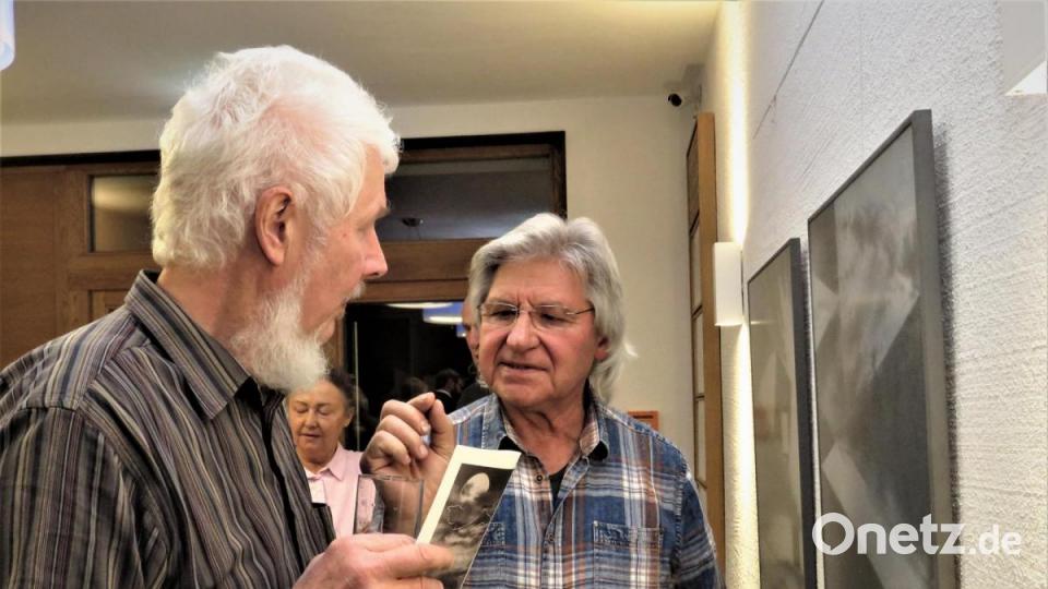 Die Künstler Toni Eichinger aus Tirschenreuth und Tom Brankovic (v. li.) aus Schönkirch schauten sich die Werke des tschechischen Kollegen sehr genau an. Bild: ubb