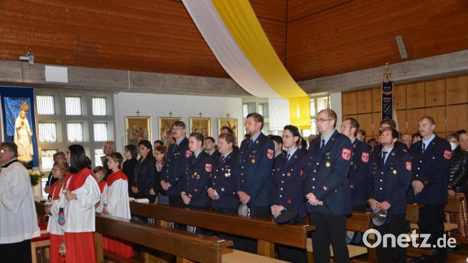 Viele Vereinsabordnungen waren beim Jubiläumsgottesdienst in der Hohenkemnather Pfarrkirche anwesend. Besonders stark vertreten die Ortswehr. Bild: dob