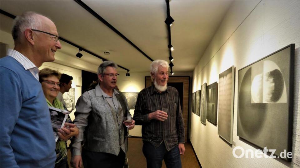 Die Vernissagegäste, darunter auch viele Künstler aus Waldsassen und Tirschenreuth, ließen sich viel Zeit beim Studieren der technisch wie künstlerisch großen Werke von Jiri Jun. Bild: ubb