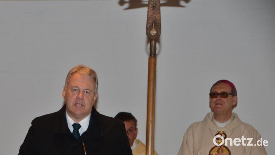 Landrat Richard Reisinger (links) übermittelte die Glückwünsche zum Jubiläum und brachte die Kirchenbesucher mit seinen Anmerkungen zum Schmunzeln. Er ist ein guter Bekannter von Weihbischof Josef Graf (rechts). Bild: dob