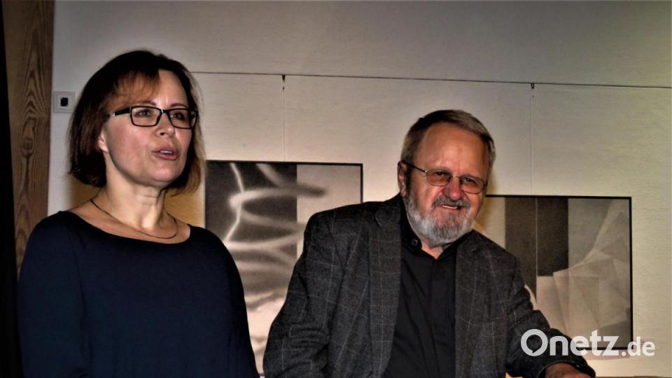 Tochter Magdalena Junova übersetzte die einführenden Worte ihres Vaters, Künstler Jiri Jun. Bild: ubb