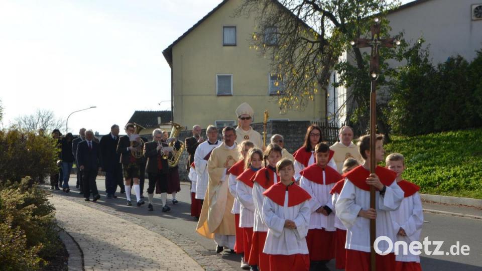 Viele Ministranten zogen mit Weihbischof Josef Graf und den Priestern in die Pfarrkirche Hohenkemnath ein. Bild: dob