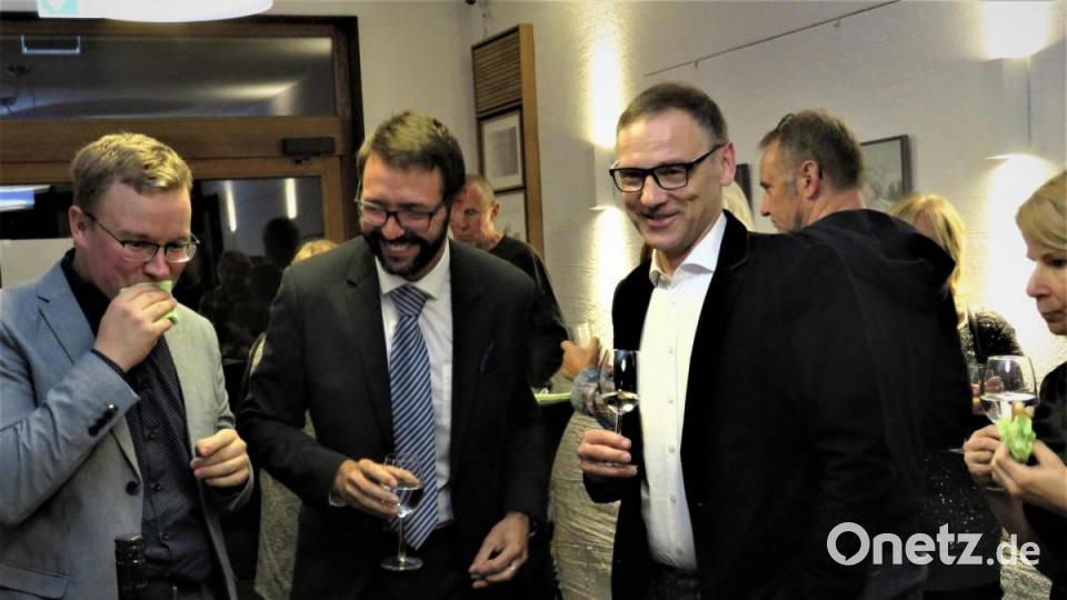 Nach dem offiziellen Teil ließen sich die Bürgermeister Ludek Sonkup (Zweiter Bürgermeister von Chodov), Patrik Pizinger (Bürgermeister von Chodov) und Bernd Sommer (Bürgermeister von Waldsassen) eingehend über Kunst und Stadtgeschäfte. Bild: ubb