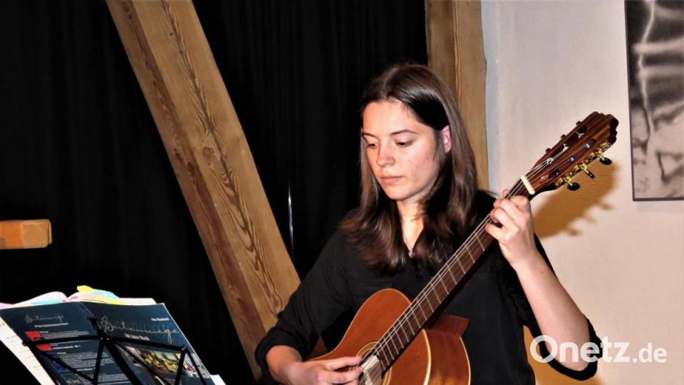 Melina Schedl von der Kreismusikschule begleitete die Vernissage mit klassischer Gitarrenmusik. Bild: ubb