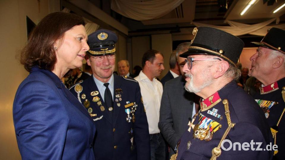 Die Landtagspräsidentin musste viele Hände schütteln. Unter den Gästen war auch das 1. Österreichische Kriegerkorps aus Waldsassen und der Kreisvorsitzende der Soldaten und BKV Kreisvorsitzende Anton Hauptmann aus Hohenhard (2. von links). Bild: wro