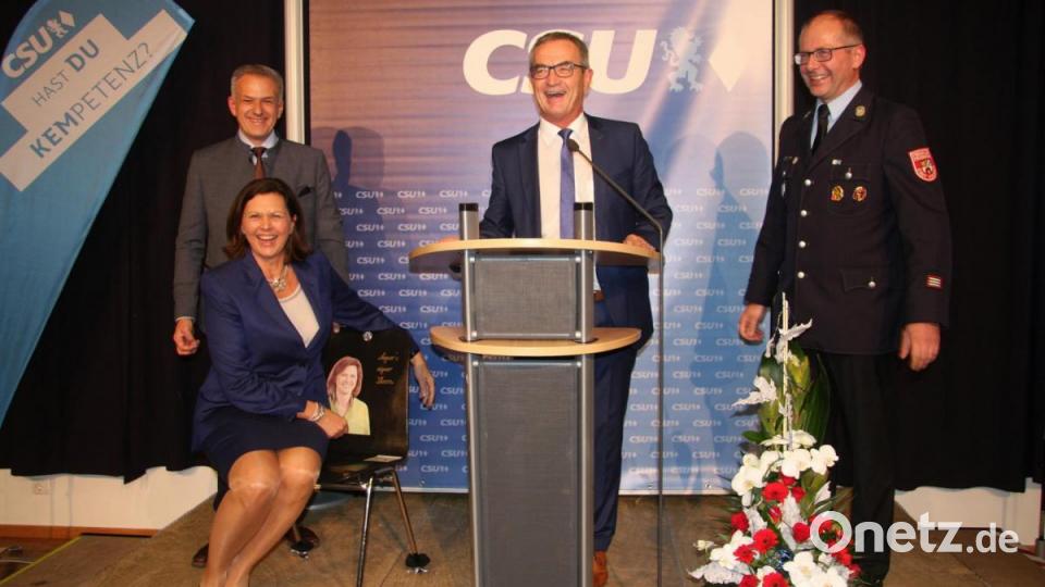 Ilse Aigner freute sich sehr über das Geschenk, das ihr Konterfei ziert. Übergeben wurde der Stuhl von Roman Schäffler, Werner Nickl und Roland Grillmeier (von rechts). Bild: wro