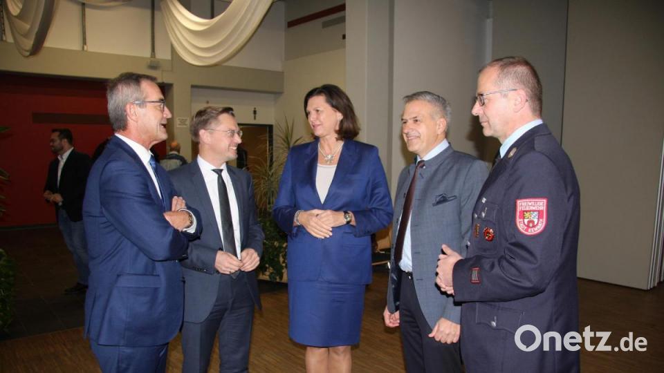 Vertreten waren viele Gäste aus den Reihen der Vereine und der Politik. Darunter auch Kemnaths Bürgermeister Werner Nickl, MdL Tobias Reiß und stellvertretender Landrat und Mitterteichs Bürgermeister Roland Grillmeier (von links). Bild: wro