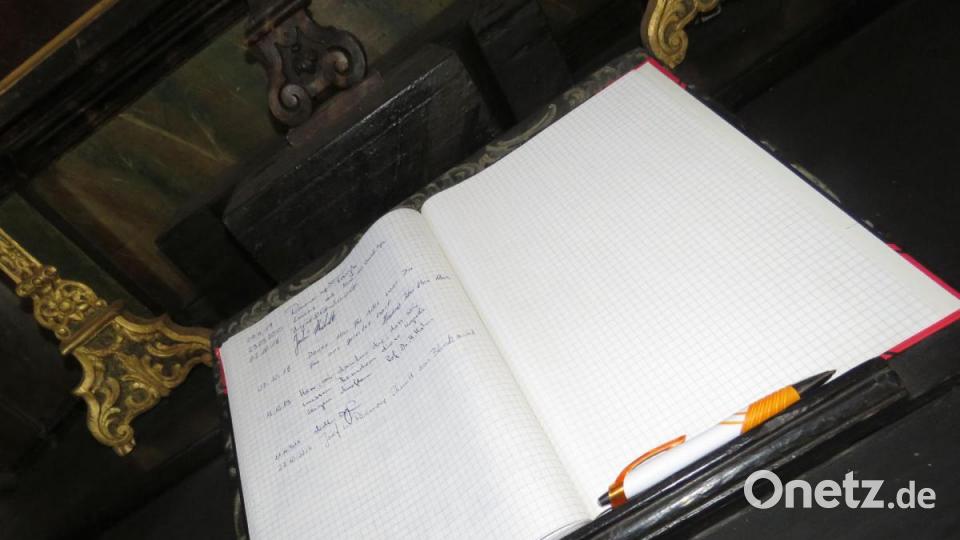 In einem Gästebuch, das auf dem Altar aufliegt, bedanken sich die Gläubigen nach ihrem Besuch in der Totentanzkapelle für diese beeindruckende Kirchengestaltung. Bild: ubb
