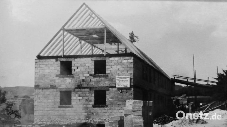 Rohbau des Mietwohnhauses in der Turngartenstraße im Jahr 1950. Repro: JOCHEN NEUMANN 
ERBENDORF
