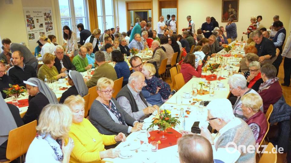 Vollbesetzt war das Pfarrheim beim Dankeschönnachmittag für alle, die am Erfolg von „Biken für Kerala“ mitgeholfen hatten. Bild: bkr