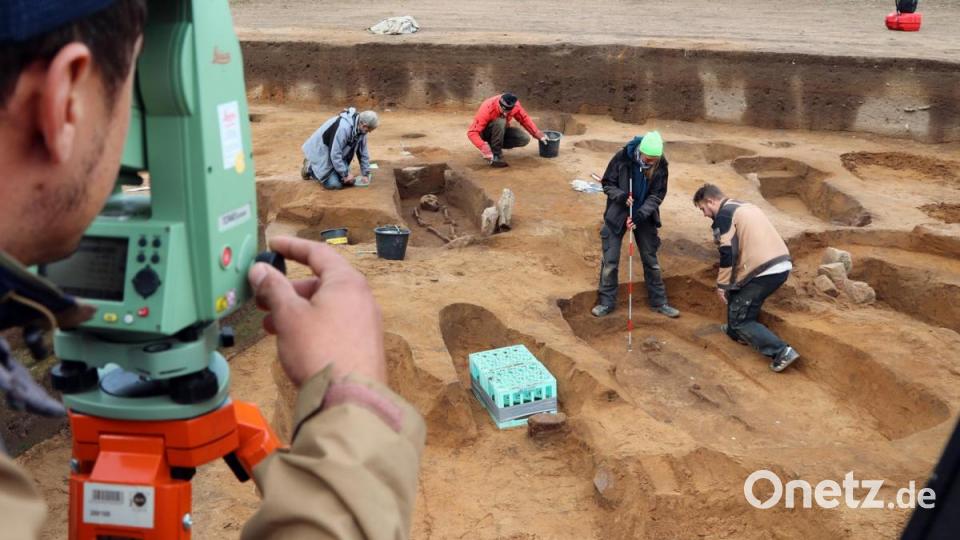 Akribische Vermessung garantiert, dass die Archäologen im nächsten Jahr zentimetergenau an die Fläche vom Vorjahr anknüpfen können. Bild: GERHARD GOETZ