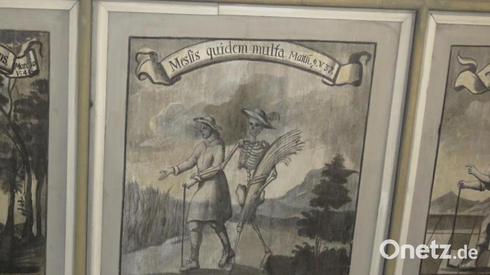 Der Knochenmann holt einen Bauern zu sich. Auf dem Gemälde scheint es, als würde er friedlich mit ihm spazieren gehen. Bild: Ulla Britta Baumer