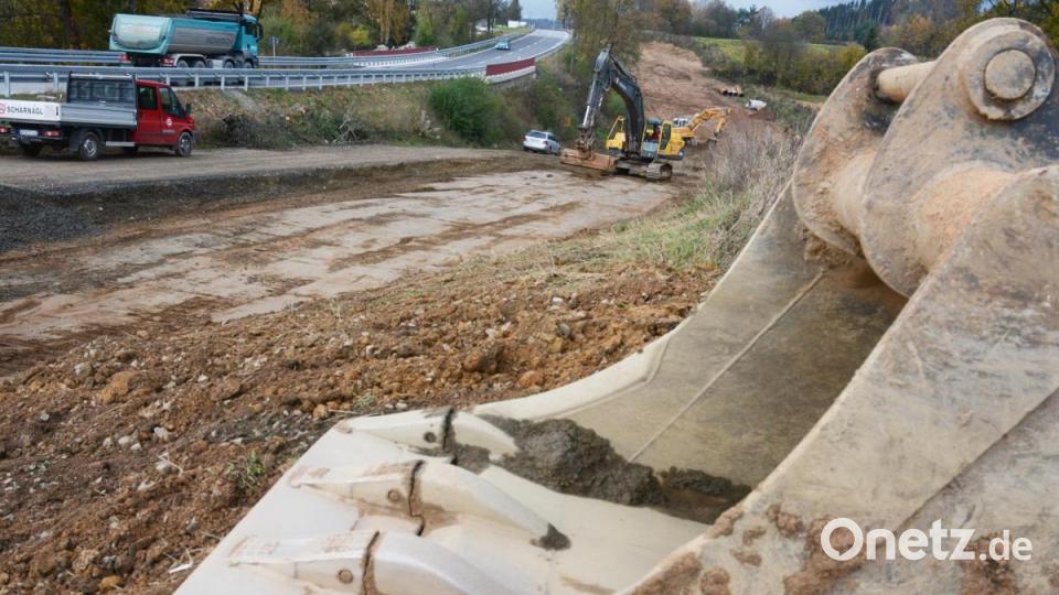 Die beim Umbau der Raitenbachbrücke provisorisch umverlegten Wasserleitungen werden erneuert. Bild: Gabi Schönberger