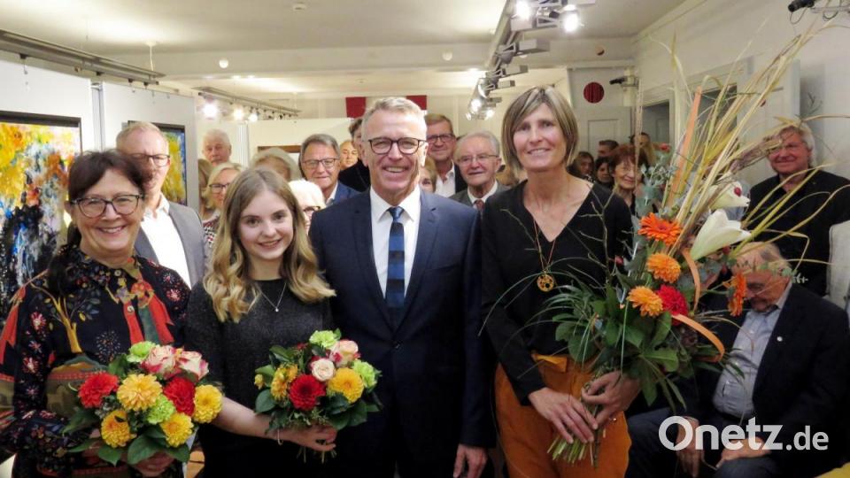 Mit Blumen bedankte sich Bürgermeister Franz Stahl bei der Zweiten Vorsitzenden des Kunstvereins, Kerstin Rumswinkel (rechts), und für die Musik bei Carol Bischoff am Klavier sowie Sängerin Luisa Zeitler (von links). Bild: ubb