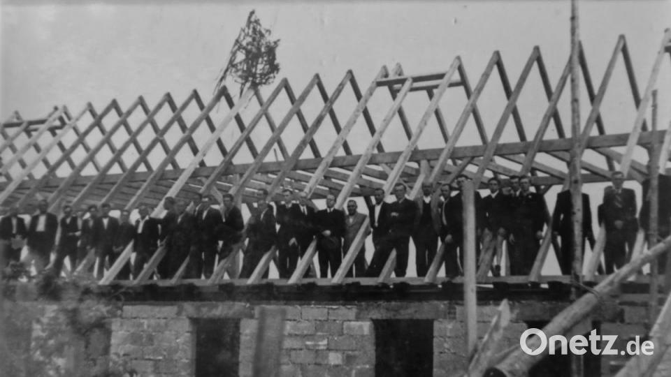 Richtfest des Mietwohnhauses in der Turngartenstraße mit den Ehrengästen auf dem Dach. Repro: JOCHEN NEUMANN 
ERBENDORF