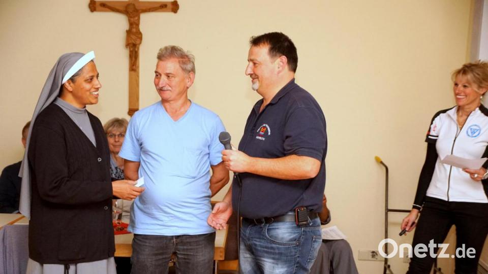 Die Kommandanten Uwe Engelbrecht (Immenreuth) und Ernst Braunreuther (Kulmain) überreichten das erhaltene „Trinkgeld“ von der Radwallfahrt nach Fuchsmühl an die Assisi-Schwestern (von rechts). Bild: bkr