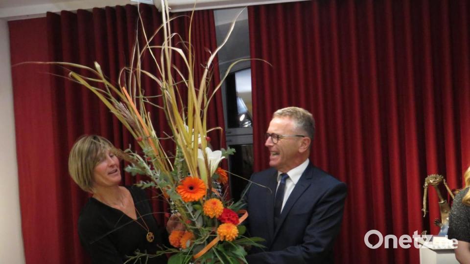 Bürgermeister Franz Stahl überreichte Zweiter Vorsitzender Kerstin Rumswinkel einen äußerst großen Blumenstrauß. Bild: ubb