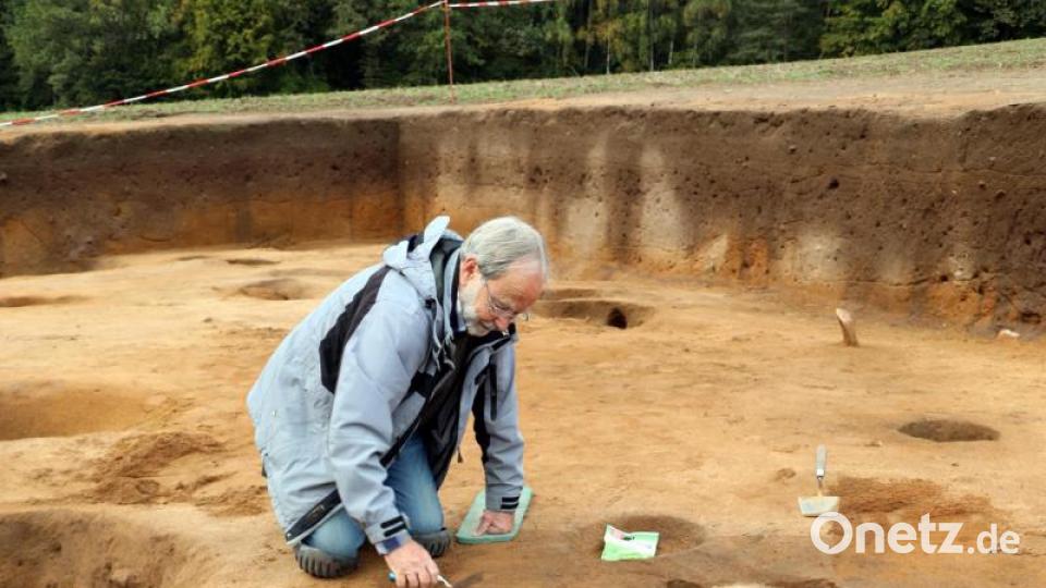 Dieses Skelett, das Kreisheimatpfleger Kurt Engelhardt gerade in Augenschein nimmt, ist noch relativ gut erhalten. Bild: GERHARD GOETZ