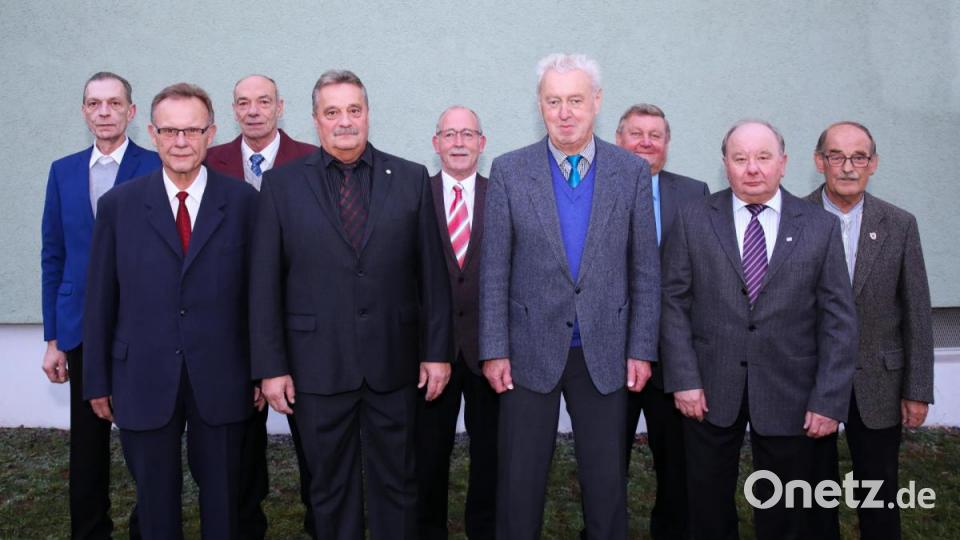 Aufsichtsrat und Vorstand der Gemeinnützigen Baugenossenschaft mit Vorstandsvorsitzenden Dieter Döppl (vierter von links) und Aufsichtsratsvorsitzenden Willi Müller (vierter von rechts). Bild: JOCHEN NEUMANN 
ERBENDORF