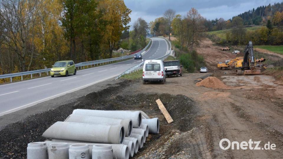 Die beim Umbau der Raitenbachbrücke provisorisch umverlegten Wasserleitungen werden erneuert. Bild: Gabi Schönberger