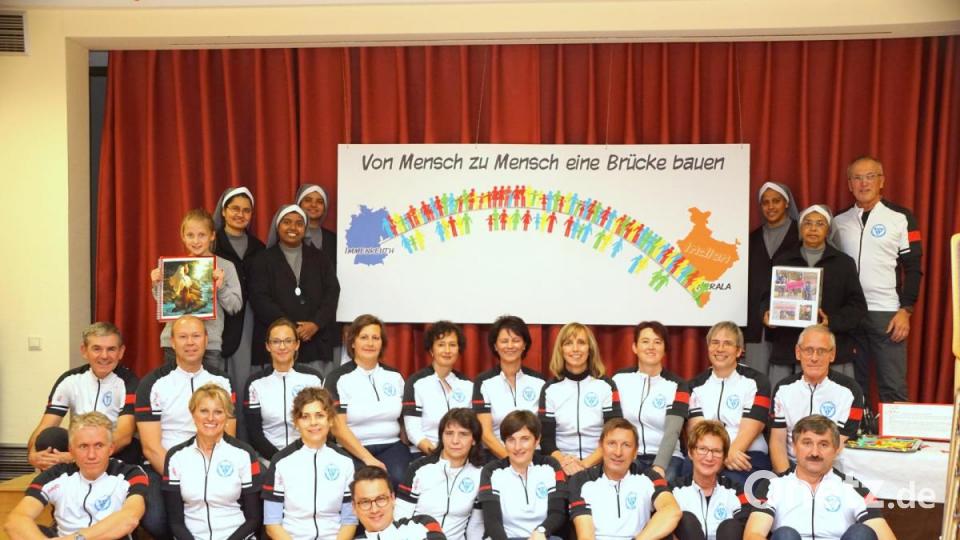 Eine Brücke mit 95 Menschen verbindet Immenreuth mit Kerala (Hintergrund). Das Bild zeigt die Immenreuther Radsportgruppe zusammen mit den Assisi-Schwestern. Bild: bkr