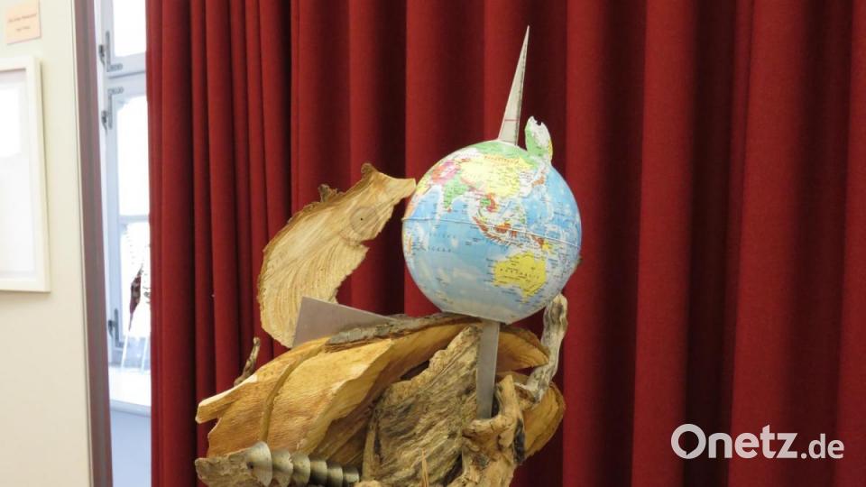 &quot;Warum zerstören wir die Welt?&quot;, fragt Künstler Wolfgang Seidel mit dieser Skulptur. Bild: ubb