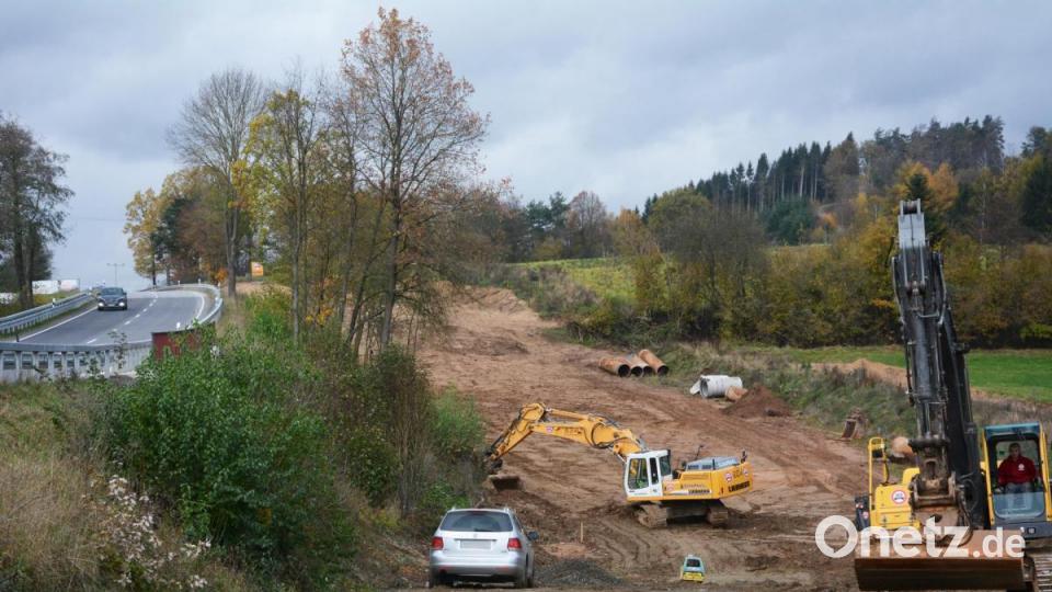 Die beim Umbau der Raitenbachbrücke provisorisch umverlegten Wasserleitungen werden erneuert. Bild: Gabi Schönberger