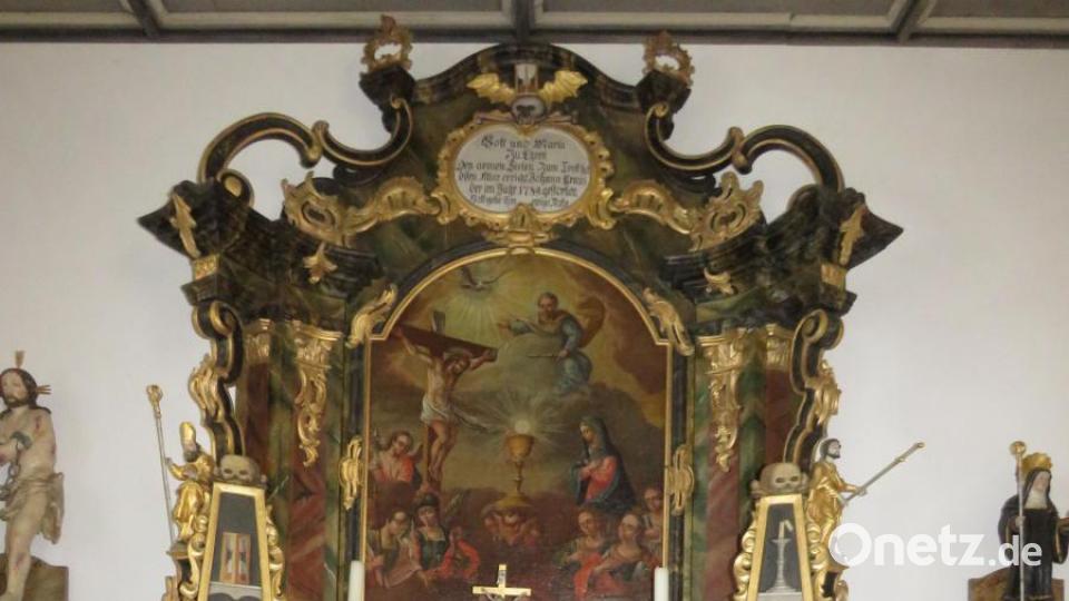 Auch die Altar-Gestaltung in der Totentanz-Kapelle ist dem Tod gewidmet. Bild: ubb